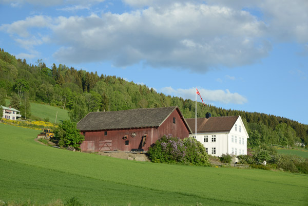 Red barn, white house, Turistvegen (Fv213), Brttum, Oppland 