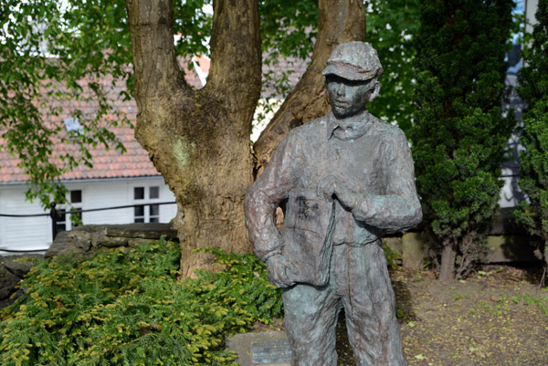 Sculpture - Lendegutten med Fagamatren (Boy selling Lende's newspaper) by Gris Frsund, 1993, Lendeparken