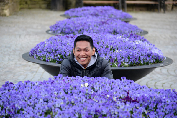 Dennis with purple flowers, Haakon VIIs gate, Stavanger