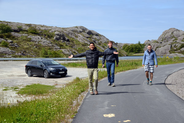 Dennis with Ralph and Christian walking on the bike path along Nordsjvegen, Sirevg