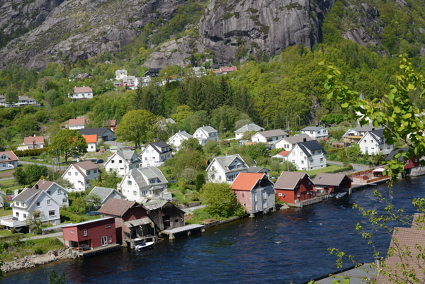 Riverfront houses along the Sirena, na-Sira