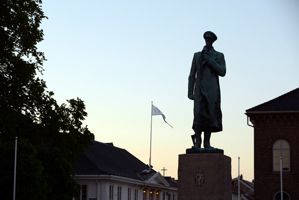 Silhouette of the statue of King Haakon VII of Norway, Rdhusgata, Kristiansand