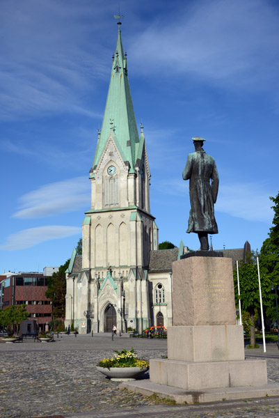 King Haakon VII statue with Kristiansand Cathedral