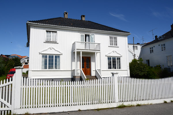 White picket fence around Strandgata 15, Lillesand