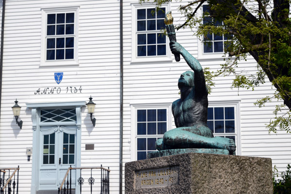 Lillesand War Memorial in front of the 1734 Town Hall