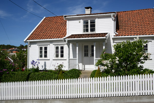 Nygrdsgata 9 with a white picket fence, Lillesand