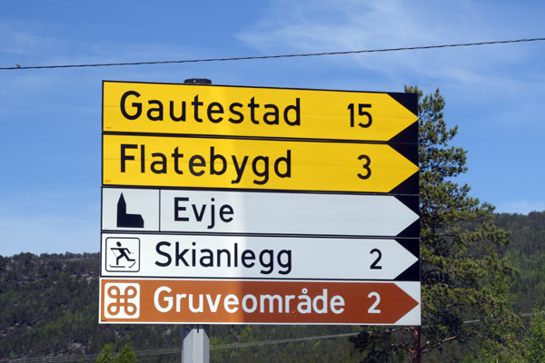 Driving tour of Agder - road signs at Evje