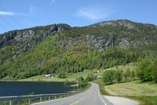 Route Rv9 northbound along the Byglandsfjorden