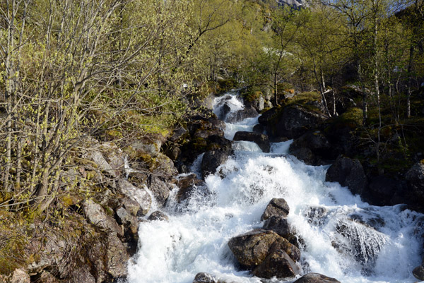 Cascade passing under one of the loops of Lysevegen