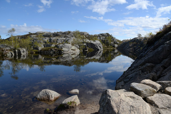 Tjdnane Lake, 2.7 km on the Preikestolen Trail