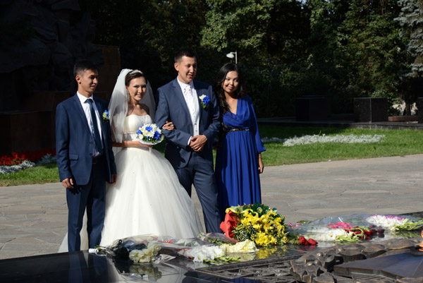 Like newlyweds all over the former USSR, young Kazakh couples visit the war memorials on their wedding day