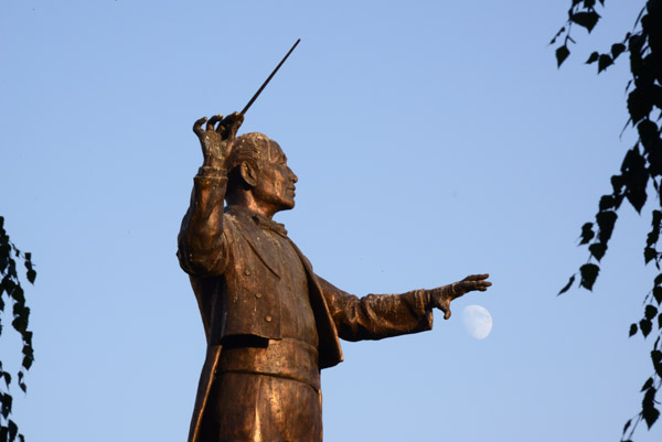 Statue of Nurgisa Tilendiev, Furmaniev St, Almaty