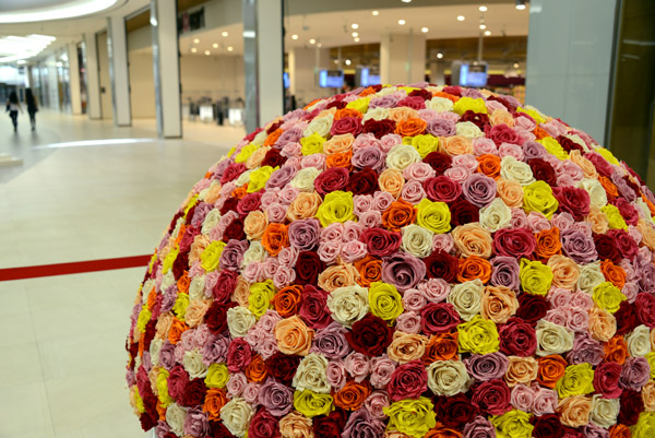 Giant ball of roses, Dostyk Plaza