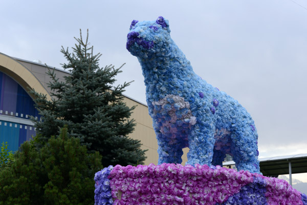 Snow leopard made of flowers, Dostyk Plaza