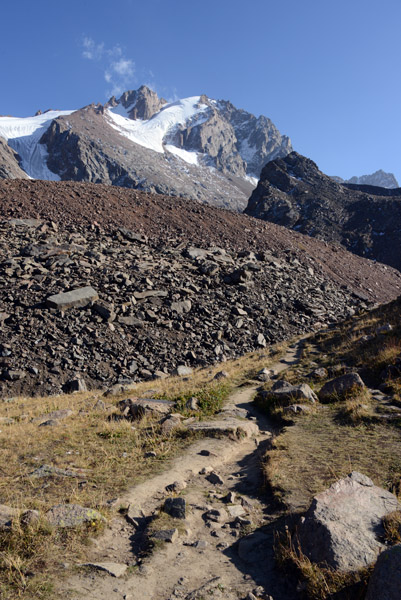 Trail towards Peak Chakalov