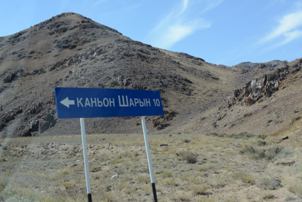 Turn here for Sharyn Canyon, 10km