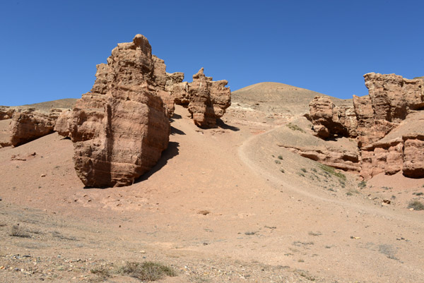 Promising looking trail up to the rim of Sharyn Canyon