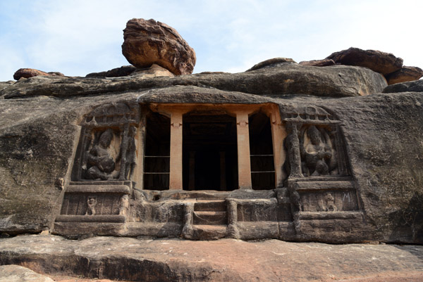 Entrance to the Ravanaphadi Temple flanked by a pair of nidhis