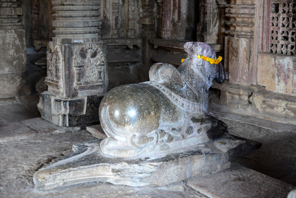Nandi facing the Shiva linga, Guari Temple