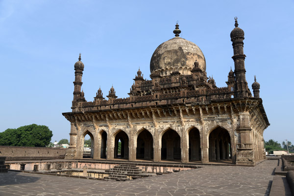 Mausoleum with the square pool at the center, Ibrahim Rouza, Bijapur
