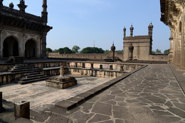 Central pool between the mausoleum and the mosque, now dry