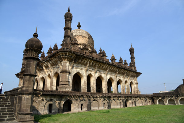Mausoleum from the south lawn, Ibrahim Rauza, Bijapur