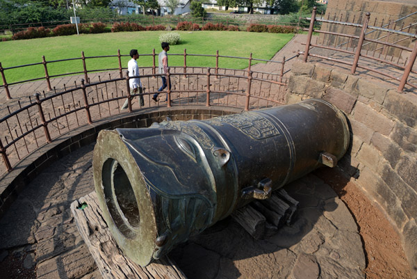 The Sultan of Bijapur captured the Malik-i-Maidan in 1632