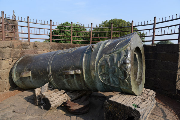 4 meters long and with a diameter of 1.5m, the cannon weighs 55 tons