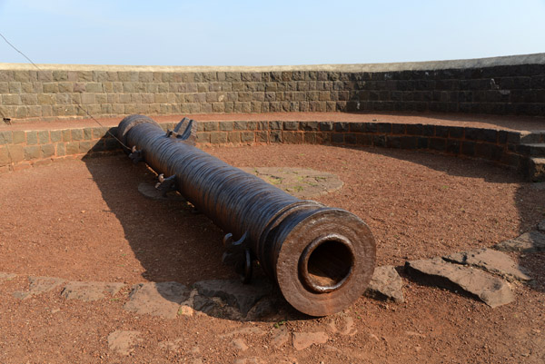 Long cannon on the Upli Buruj, Bijapur