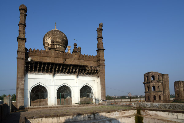 Mosque of the tomb of Jahan Begum, Ainapur