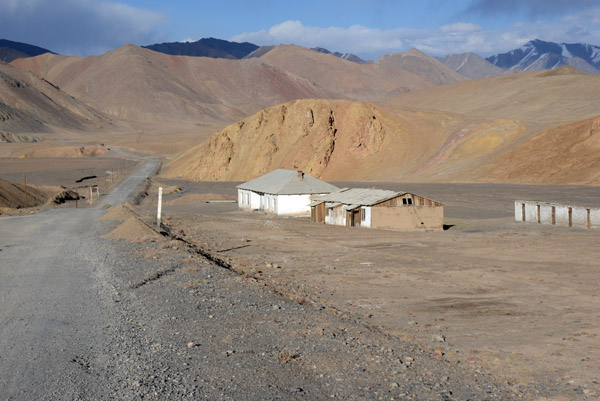 A few houses on the side of the Pamir Highway north of Murgab