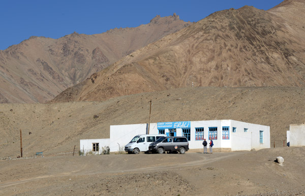 A group of foreigners was staying at the Guesthouse Erali in Murghab