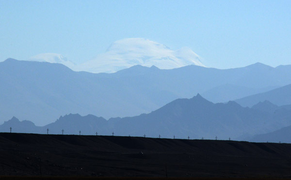 Muztag Ata (7509m/24635ft) visible 100 km in the distance in China