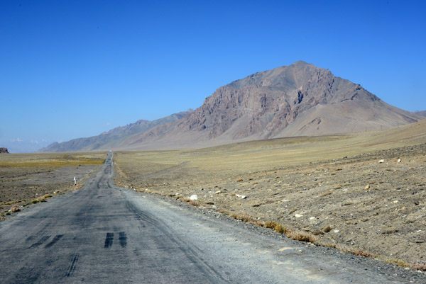 Pamir Highway descending the east side of Naizaitash pass