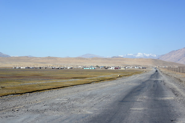 Approaching the large Pamir Highway village of Alichur