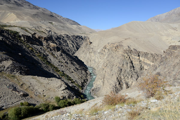 The canyon of the Pamir River below Ratm Fortress