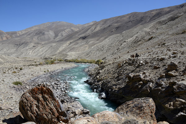 I decided this small canyon where the river runs through a narrow gorge would be a nice place to sit and watch the caravan pass