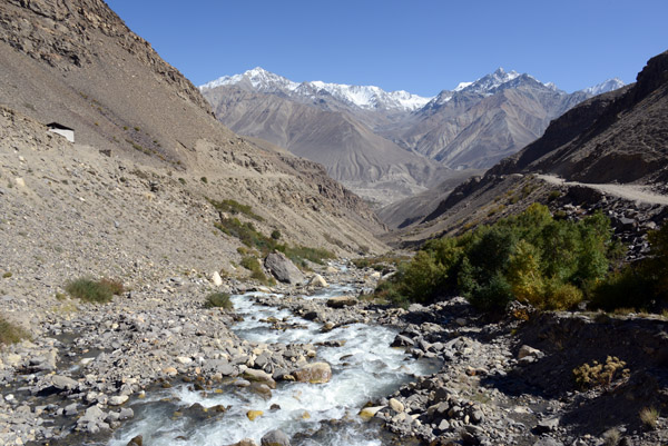 After our descent, we again approach the level of the Pamir River. The track in Afghanistan seems a bit larger now