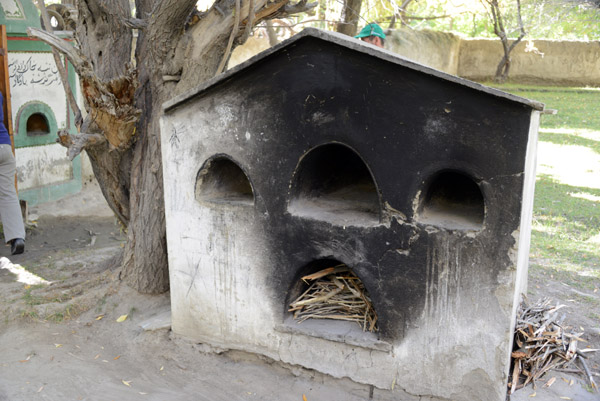 Oven at the shrine-garden, Langar