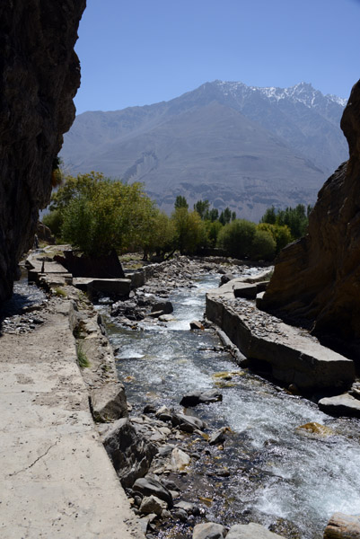 Walkways on either side of the mouth of the gorge at Vrang