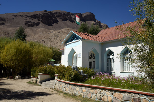 Just a few km beyond Yamchun Fortress is the small hot spring resort of Bibi Fatima
