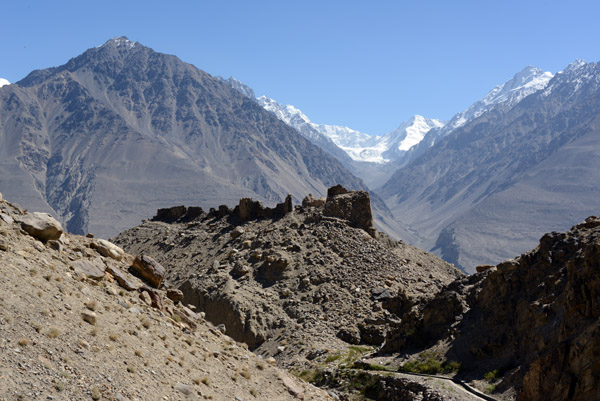 Hiking down from the road to enter Yamchun Fortress