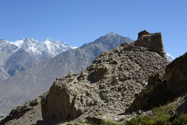 Hiking up to Yamchun Fortress