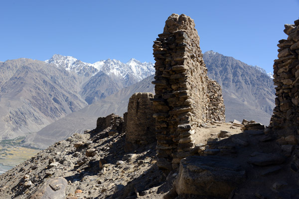 A break in the wall gives access to the interior of Yamchun Fortress