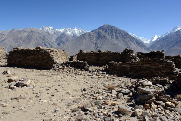 Buildings on the south side of Yamchun Fortress