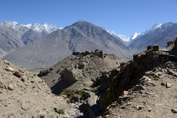 Climbing back up to the main road, Yamchun Fortress