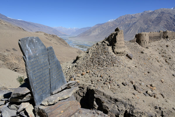 Historic marker at Yamchun Fortress. The English one is missing.