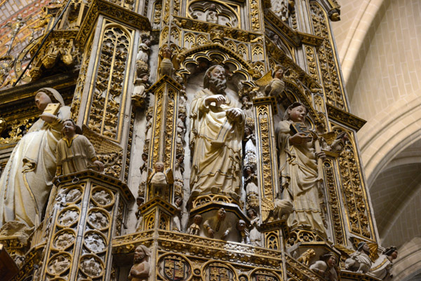Figures above the pulpit on the right side, Capilla Mayor, Toledo Cathedral
