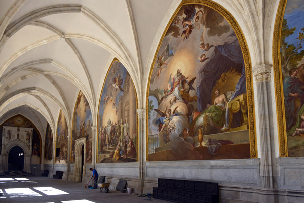 The cloister contains 18th C  frescoes depicting scenes of the lives of the Saints Eugenio, Casilda, and Eladio