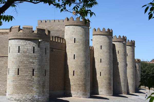 Round towers of the eastern wall, Aljafera Palace 